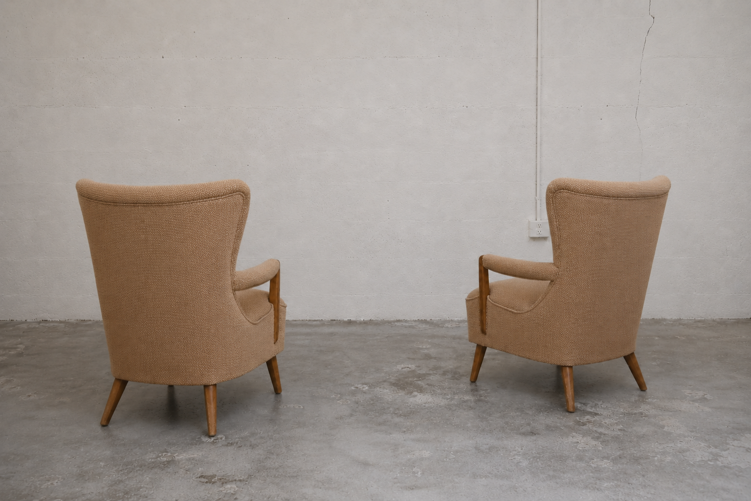 PAIR OF MANTIS LOUNGE CHAIRS