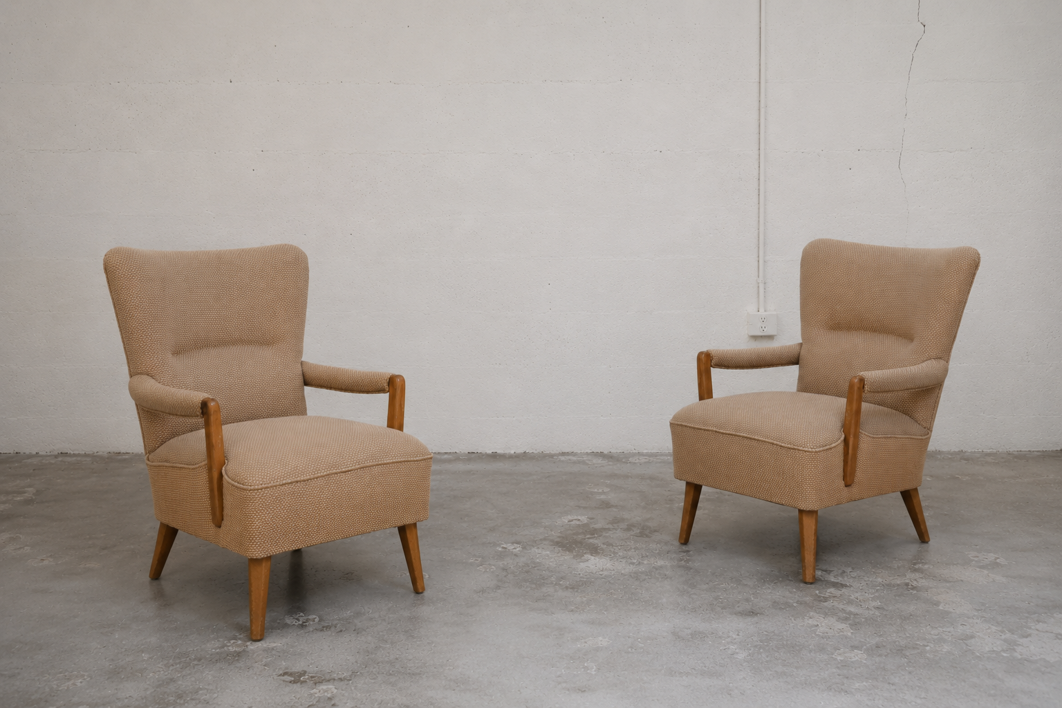 PAIR OF MANTIS LOUNGE CHAIRS