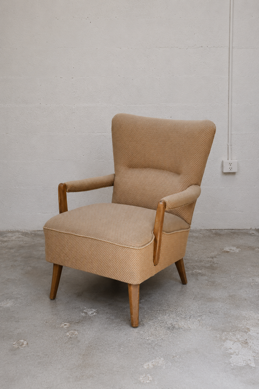 PAIR OF MANTIS LOUNGE CHAIRS
