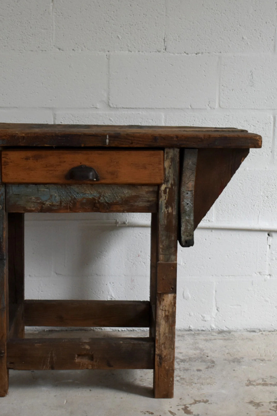 ASYMMETRICAL WORKTABLE