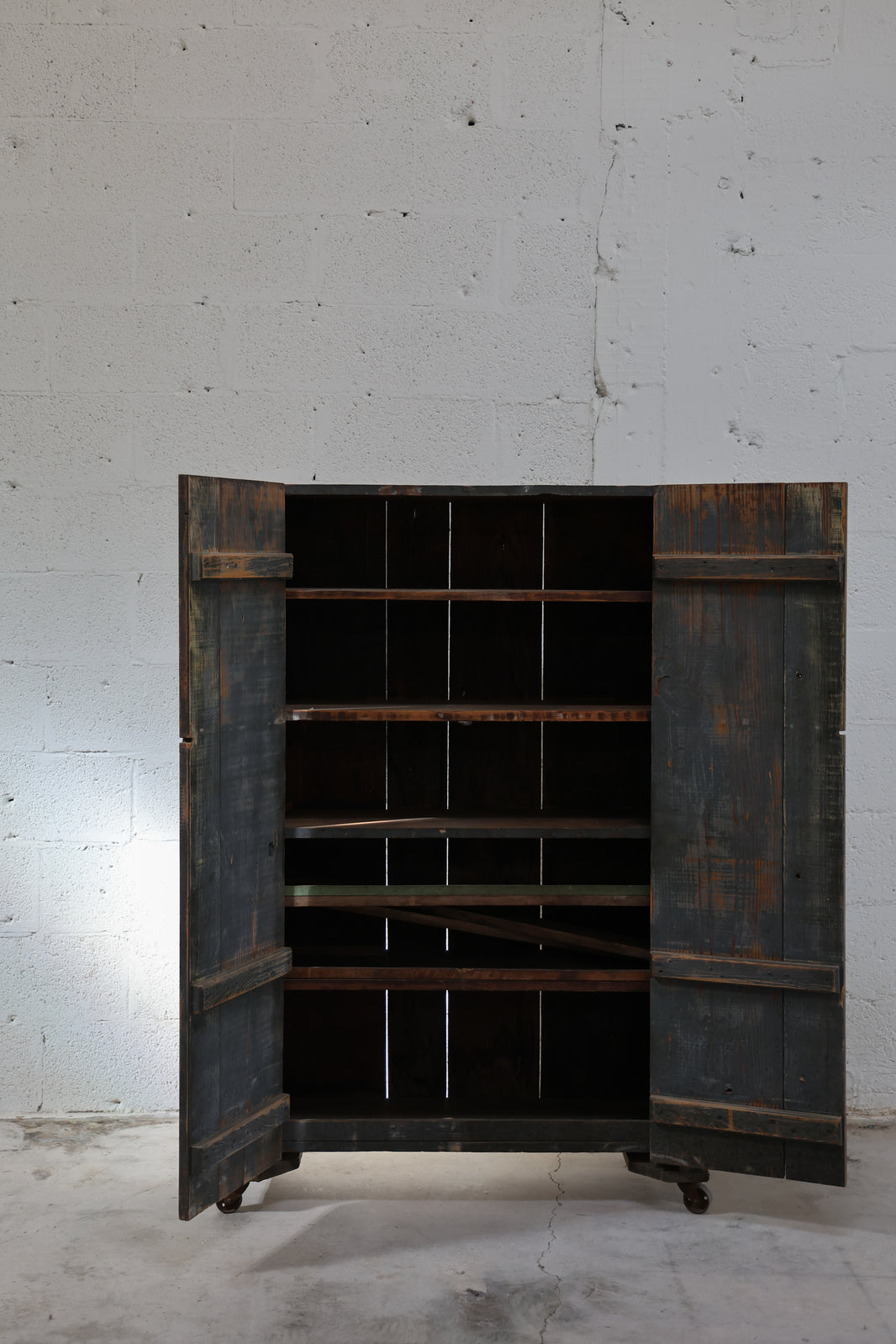 CABINET ON CASTERS
