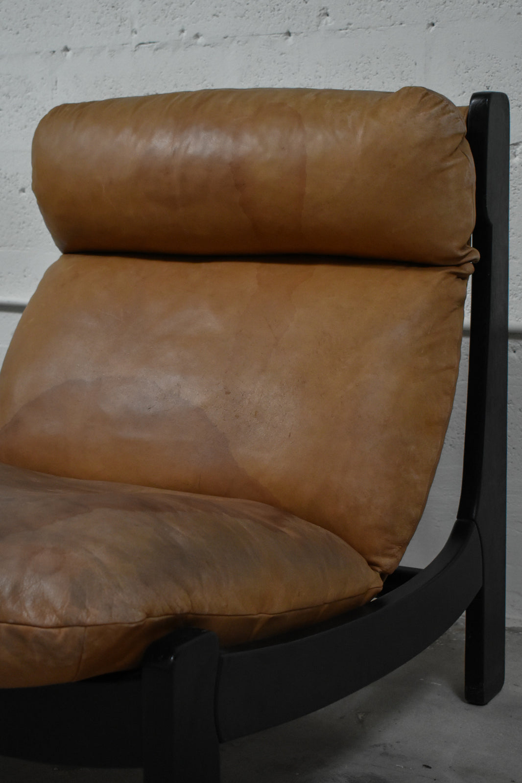COGNAC LOUNGE CHAIR