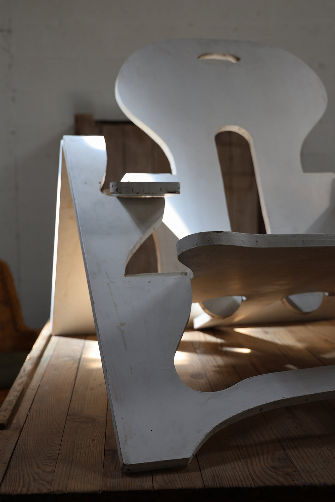 SCULPTURAL FOLD-FLAT PLYWOOD CHAIR