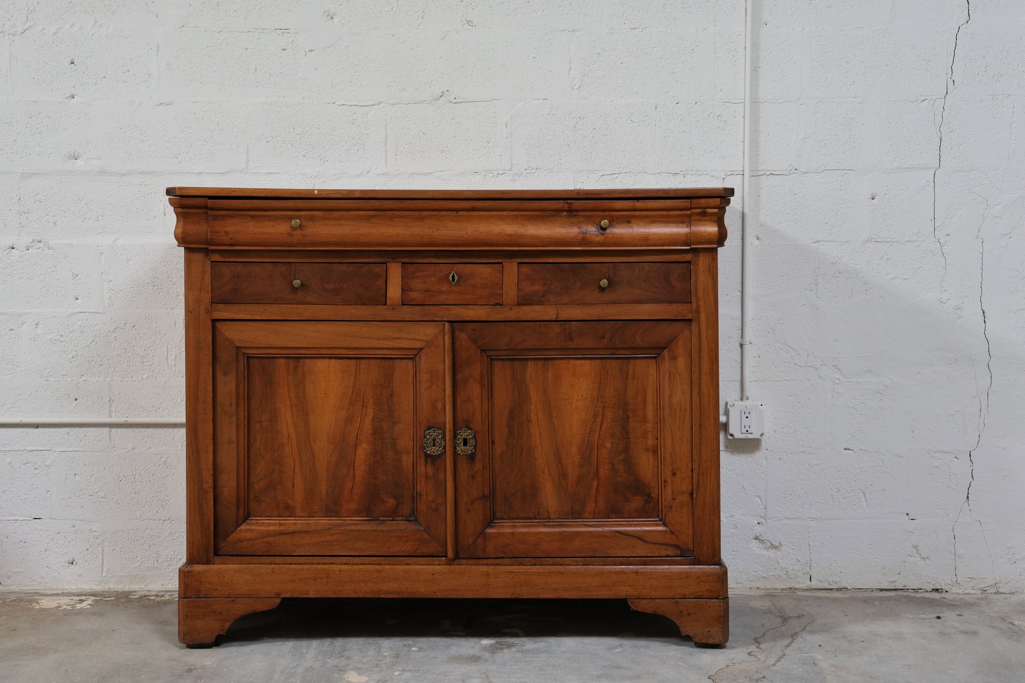 WALNUT LOUIS PHILIPPE BUFFET