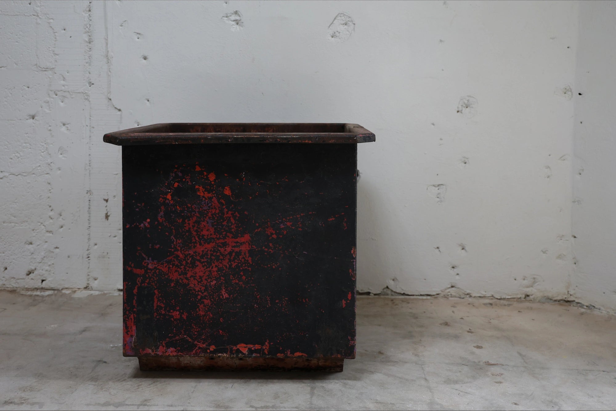 INDUSTRIAL IRON PLANTER
