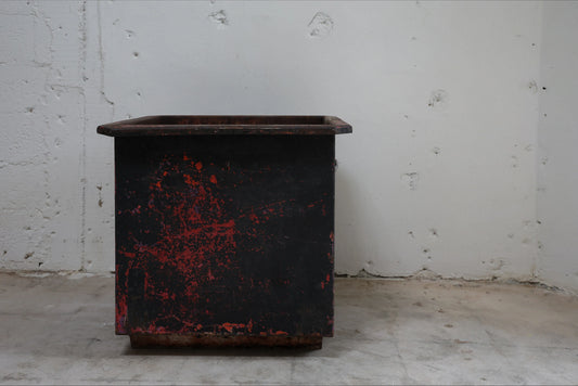 INDUSTRIAL IRON PLANTER