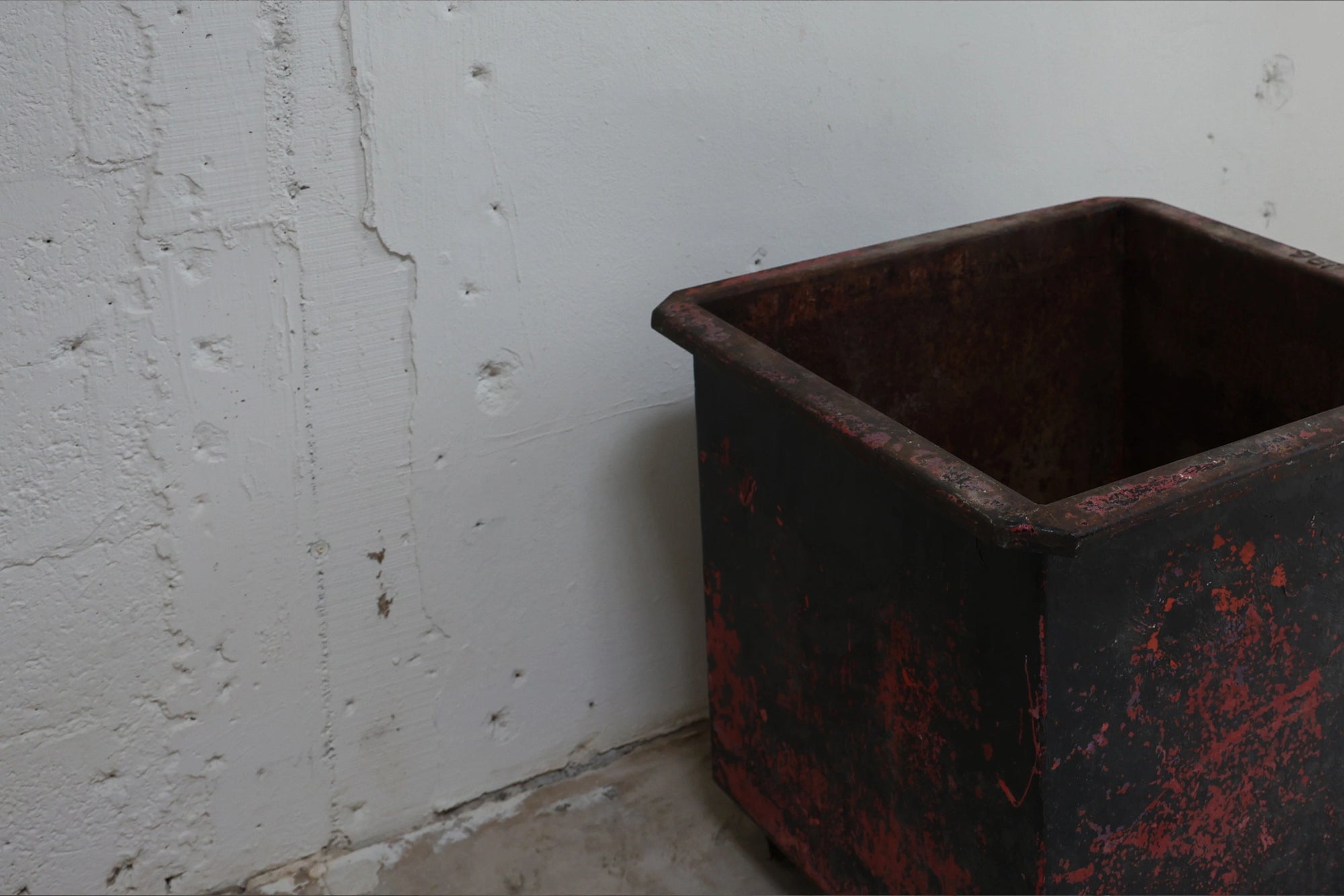 INDUSTRIAL IRON PLANTER