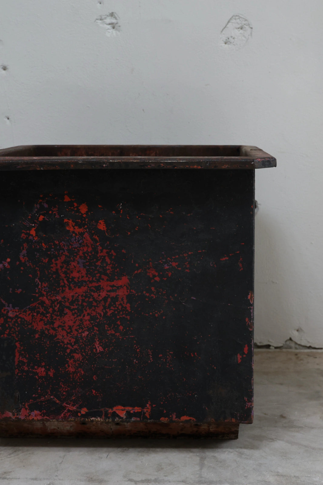 INDUSTRIAL IRON PLANTER