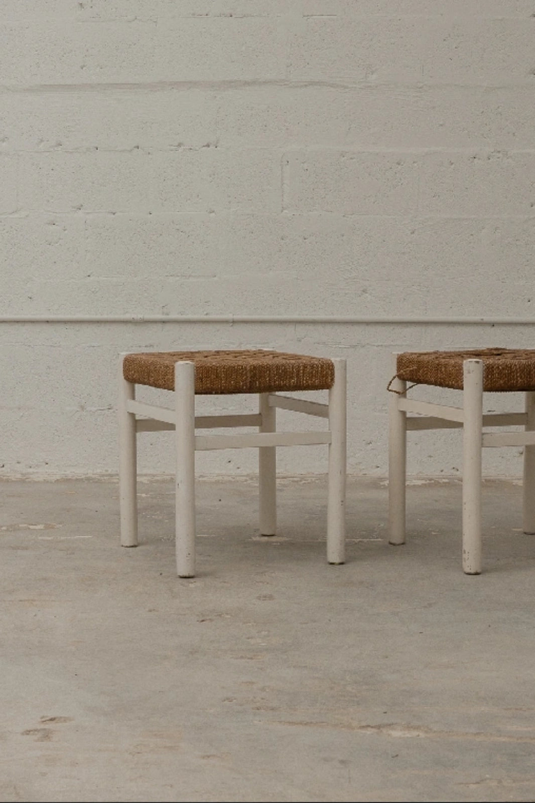 RUSHED STOOL PAINTED WHITE