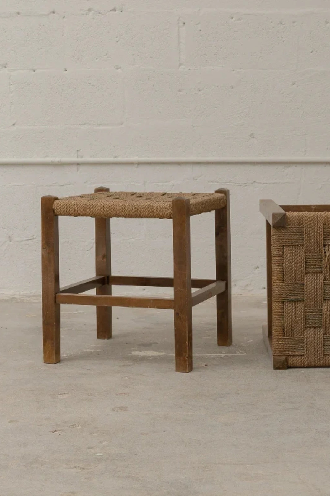 WOVEN SEAGRASS STOOL