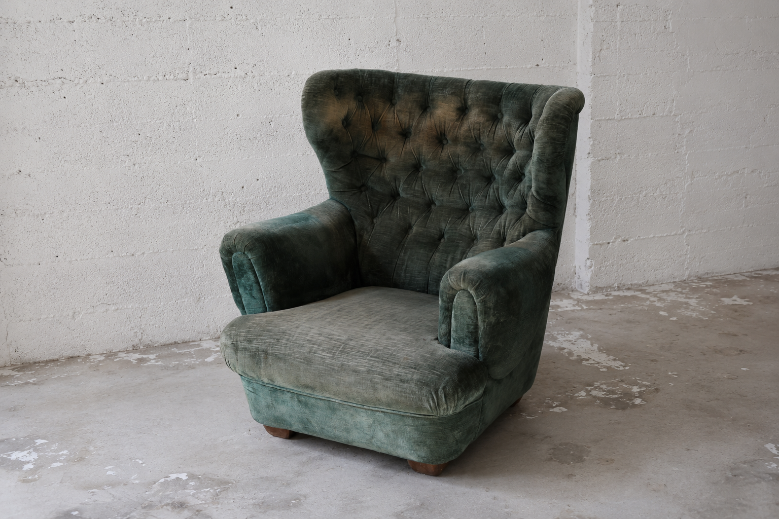 PAIR OF TUFTED WINGBACK LOUNGE CHAIRS