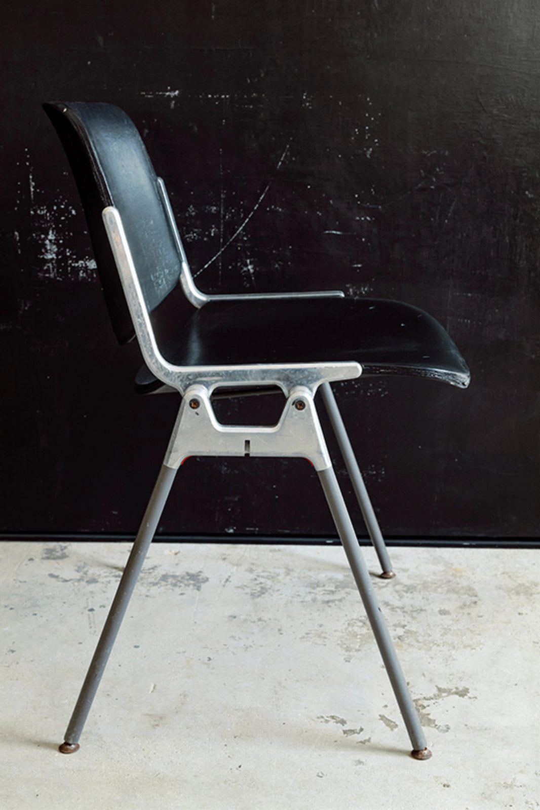 SET OF FIVE DSC 106 STACKABLE CHAIRS