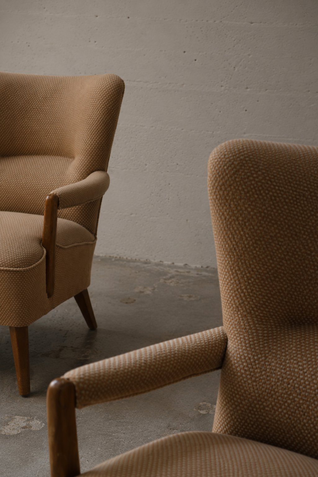 PAIR OF MANTIS LOUNGE CHAIRS